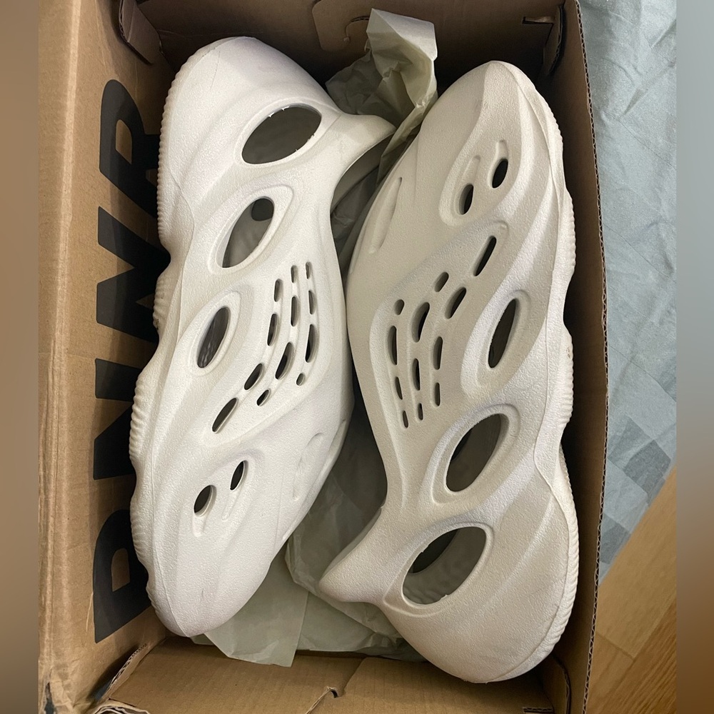 Used Ararat Yeezy foam runner size 7